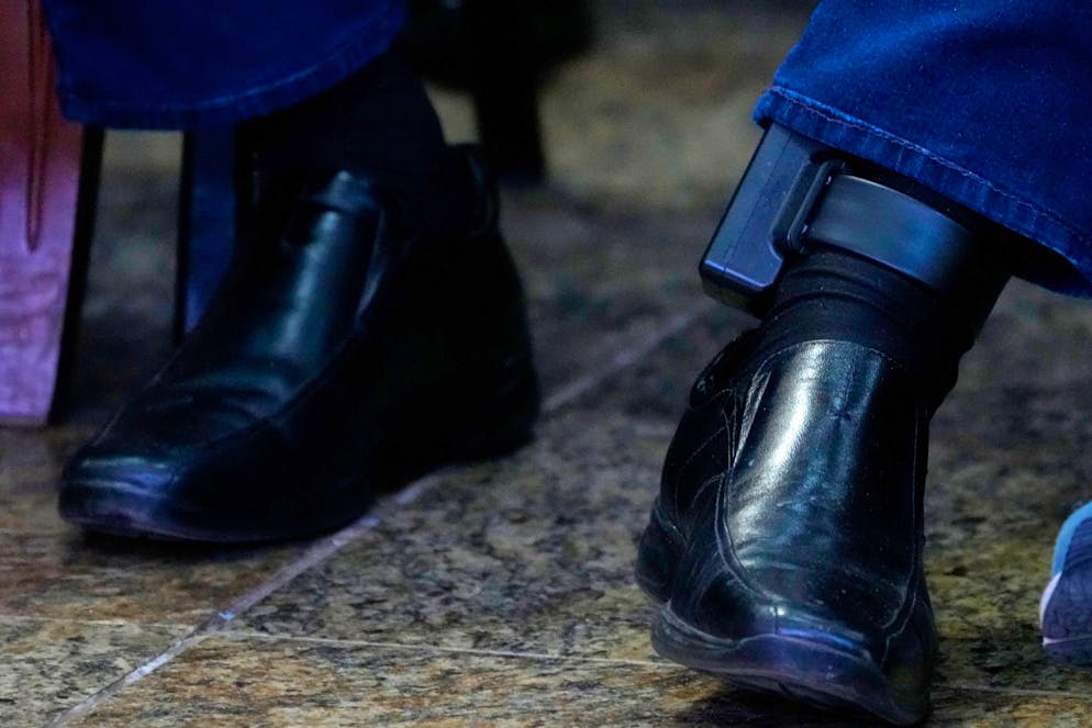 «Aus Neugier»: Bolsonaro beschädigt Fussfessel mit Lötkolben - Gallery. Die elektronische Fussfessel an Bolsonaros linkem Knöchel sorgt für Diskussionsstoff. (Archivbild)