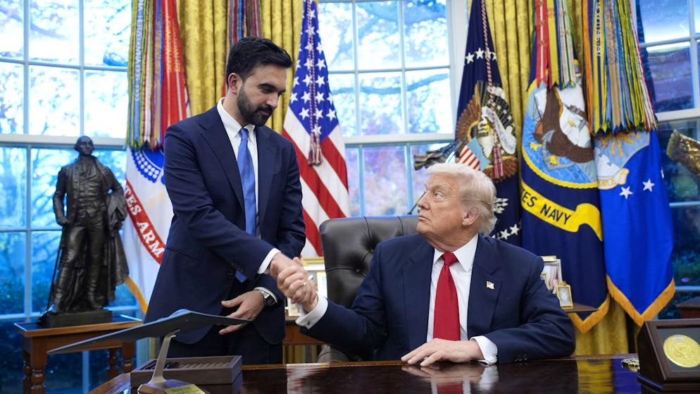US-Präsident Donald Trump (r.) schüttelt dem designierten Bürgermeister von New York City, Zohran Mamdani (l.), im Oval Office des Weissen Hauses in Washington die Hand, am 21. November 2025. 