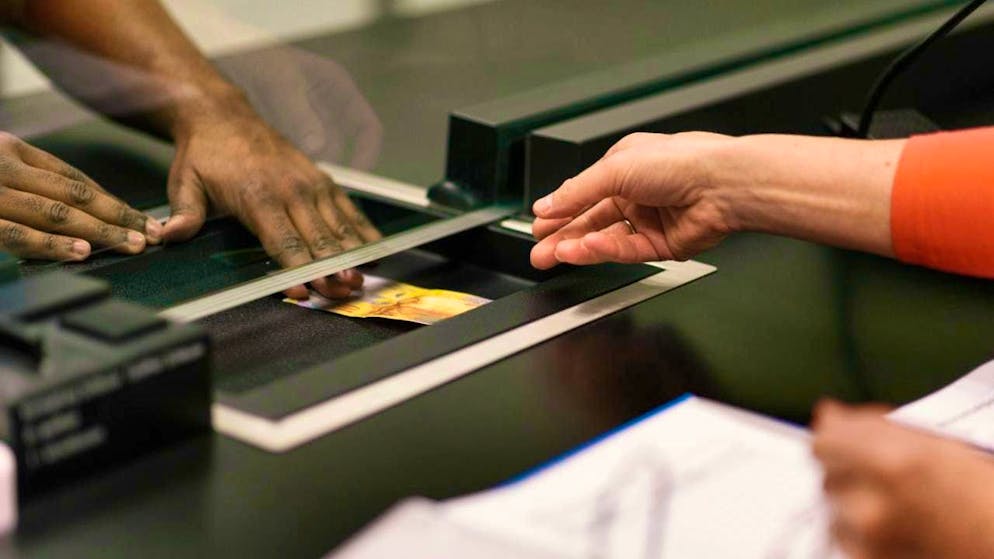 Several cantons want to replace cash payments to asylum seekers by introducing a payment card. (Archive image: Payment at the migration office in the canton of Schwyz)