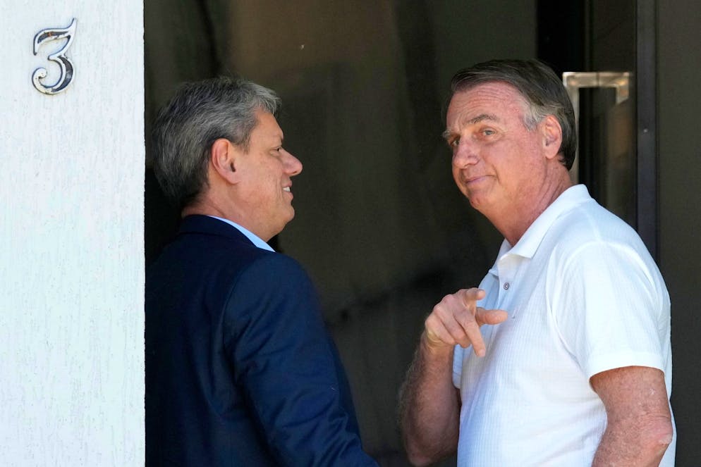 L’ancien président Jair Bolsonaro, à droite, rencontre le gouverneur de São Paulo, à son domicile où il est placé en résidence surveillée, à Brasilia, lundi 29 septembre 2025.