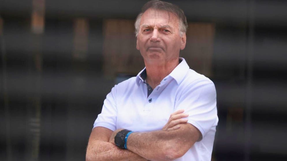 ARCHIV - Der ehemalige brasilianische Präsident Jair Bolsonaro steht am Eingang seines Hauses, in dem er unter Hausarrest steht. Foto: Luis Nova/AP/dpa