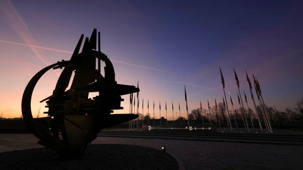 ARCHIV - Die Sonne geht über der Skulptur mit dem Nato-Stern vor dem Hauptquartier des Bündnisses auf. Foto: Olivier Matthys/AP/dpa