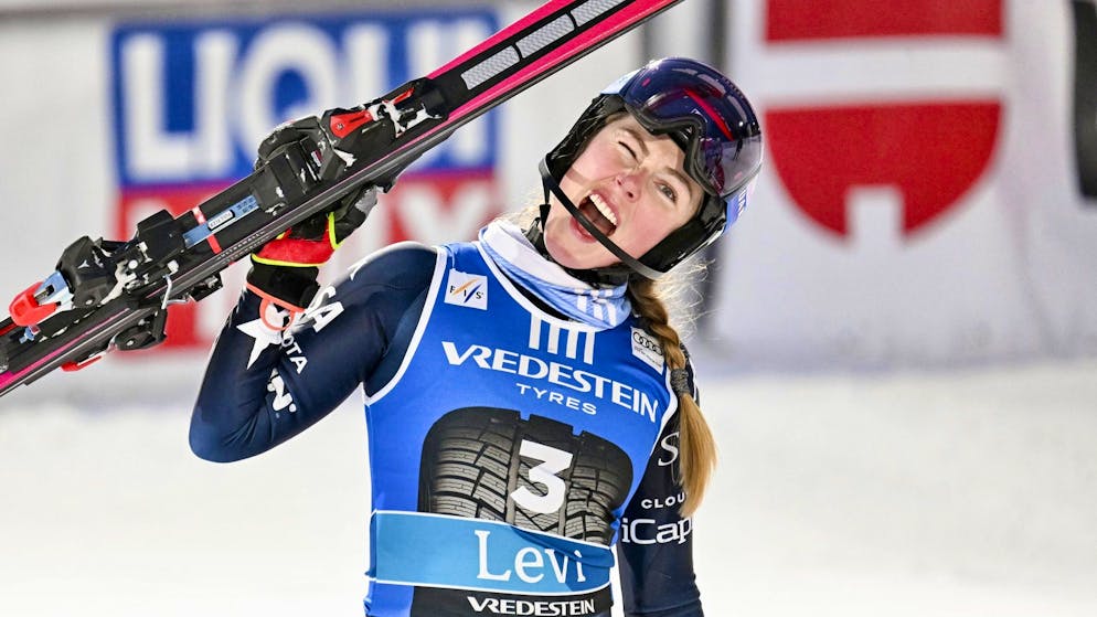 Mikaela Shiffrin a frappé un grand coup lors du premier slalom de la saison à Levi.