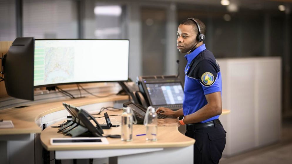 In Montreux VD hat ein Autofahrer zwei Fussgänger lebensbedrohlich verletzt. Laut der Kantonspolizei Waadt schwebt ein 19-jähriger Tourist aus China in Lebensgefahr. (Symbolbild)