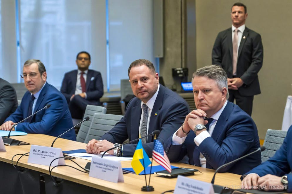 Der ukrainische Leiter der Präsidialverwaltung, Andrij Jermak, in der Mitte der ukrainischen Delegation.