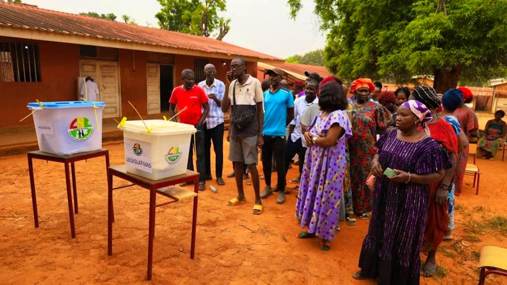 People queue outside a polling station to cast their vote during the presidential and parliamentary elections in Bissau, Guinea-Bissau. Photo: Darcicio Barbosa/AP/dpa