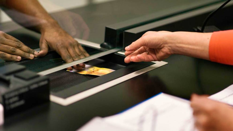 Mehrere Kantone wollen die Bargeldauszahlung an Asylsuchende durch die Einführung einer Bezahlkarte ersetzen. (Archivbild: Auszahlung im Migrationsamt im Kanton Schwyz)