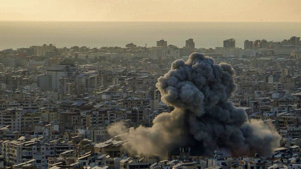 ARCHIV - Dichter schwarzer Rauch steigt aus einem Gebiet auf, das Ziel eines israelischen Luftangriffs auf einen südlichen Vorort von Beirut war, eine Bastion der pro-iranischen Hisbollah. Foto: Marwan Naamani/dpa