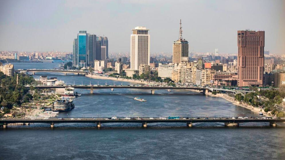 ARCHIV - Ein Gesamtüberblick über das Ramses Hilton Hotel (R), das Maspero Television Building (C) und das Gebäude des ägyptischen Außenministeriums mit Blick auf die Qasr El Nil Brücke (vorn) am Ufer des Nils. Foto: Gehad Hamdy/dpa