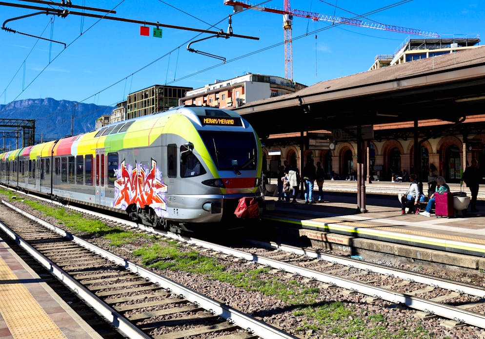 Der Regionalzug zwischen Meran und Bozen war wegen des Schweizer Tourists 20 Minuten verspätet.