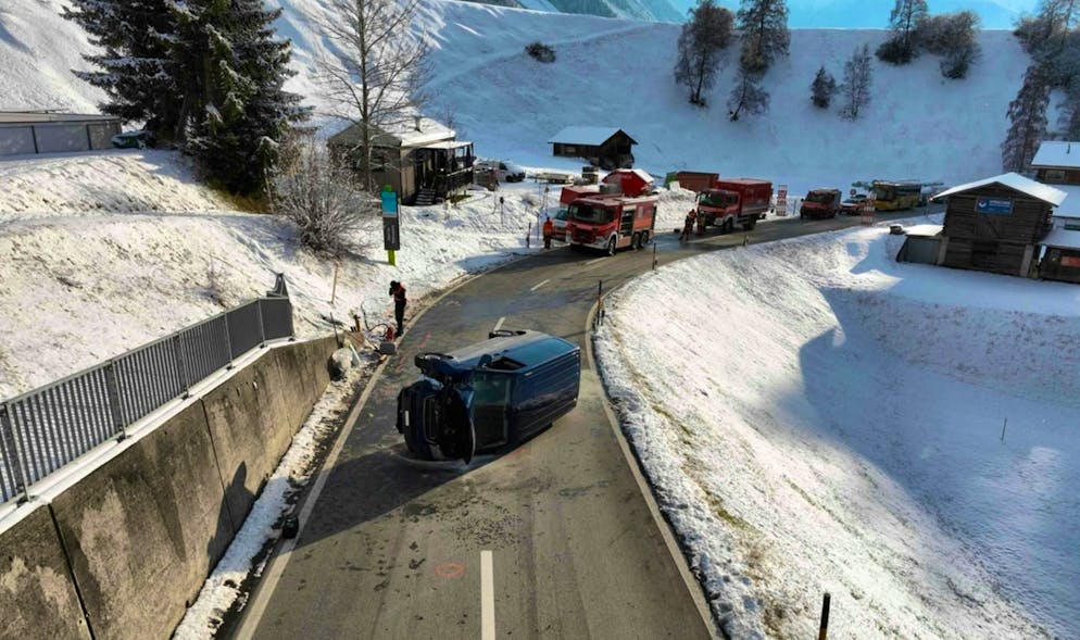 The Landwasserstrasse had to be closed for around one and a half hours due to the overturned minibus.