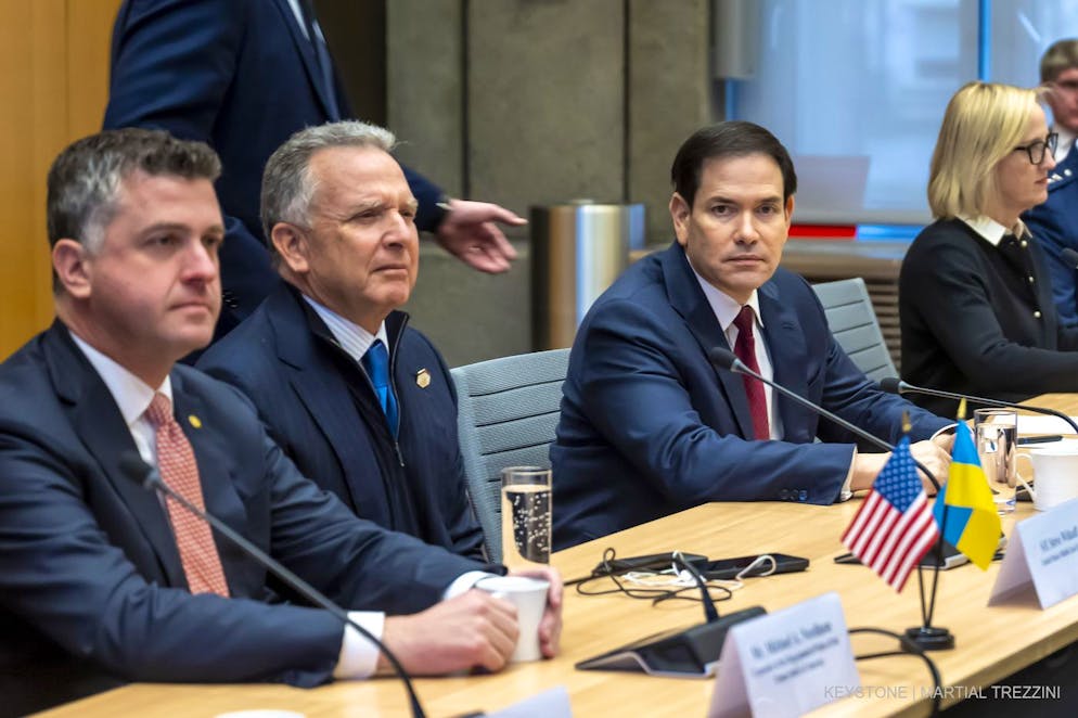 Der US-Sonderbeauftragte Steve Witkoff (2.v. links) und US-Aussenminister Marco Rubio (rechts) zu Beginn der Gespräche mit der ukrainischen Delegation in der US-Mission in Genf.