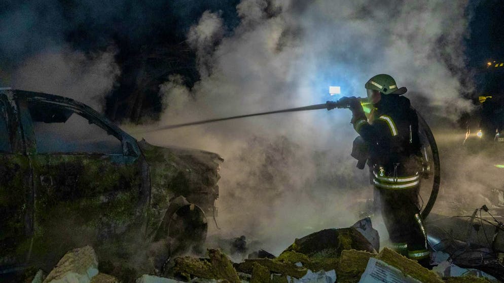 USA and Ukraine agree on revised peace plan - Gallery. While negotiations were taking place in Geneva, Moscow continued to attack: Rescue workers in action in front of a heavily damaged residential building in Kharkiv Sunday night. (November 23, 2025).