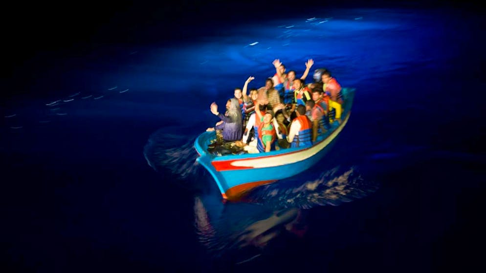 Una barchetta in legno carica di migranti tratta in salvo da una nave di Medici senza frontiere.