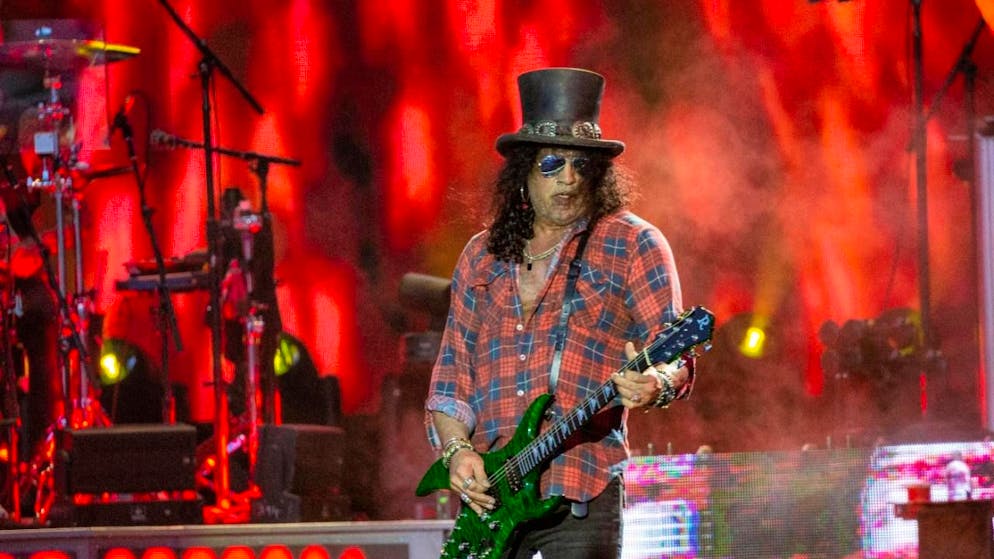 Slash di Guns N' Roses in un esibizione del 2023.