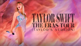Taylor Swift, in einem glitzernden blauen Bodysuit auf einer grossen Bühne, singt während ihrer The Eras Tour, zur Bewerbung der erweiterten Filmversion.