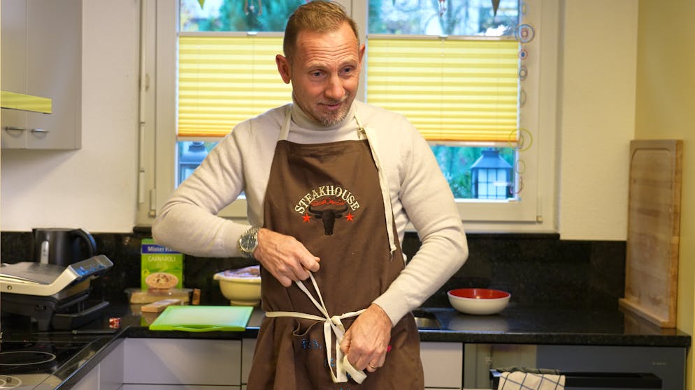 blue zuhause beim Erfolgstrainer. Mit Thun kocht er alle ab – und auch als Koch brilliert Lustrinelli