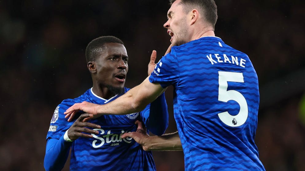 Irre Szene im Old Trafford. Evertons Gueye fliegt nach Ohrfeige an Teamkollege früh vom Platz