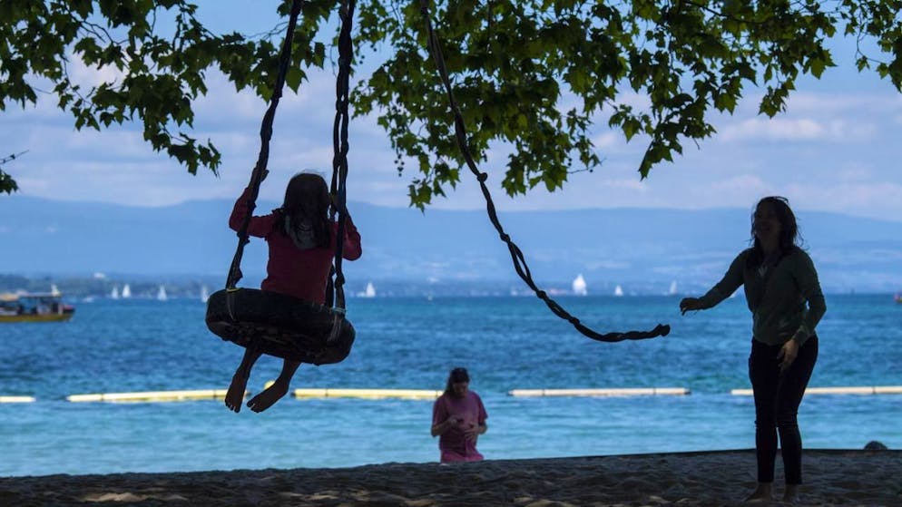 Le platane central de Baby Plage doit être abattu et les jeux suspendus retirés, ont annoncé lundi la Ville et le Canton de Genève. Ils ne sont plus en état de les supporter, à cause des dégâts de l'incendie de 2018 (image d'archives).