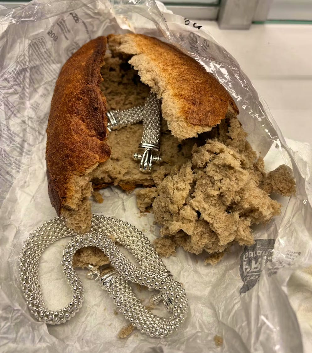 In einem Brotlaib waren Schmuckstücke versteckt. 