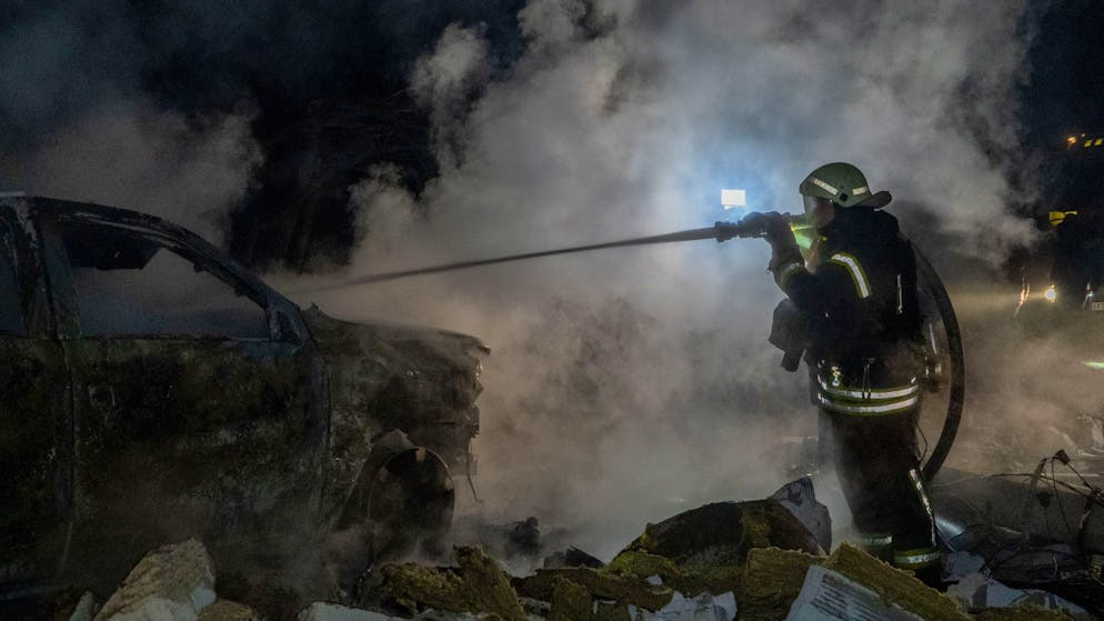 USA und Ukraine einigen sich auf überarbeiteten Friedensplan - Gallery. Während in Genf verhandelt wurde, griff Moskau weiter an: Rettungskräfte im Einsatz vor einem schwer beschädigten Wohngebäude in Charkiw Sonntagnacht. (23. November 2025).