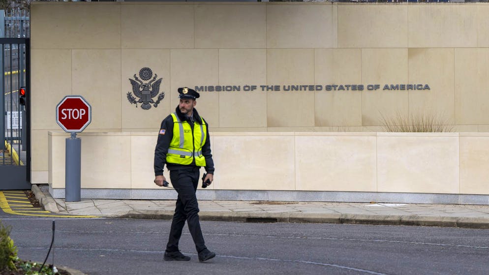 USA und Ukraine einigen sich auf überarbeiteten Friedensplan - Gallery. Ein US-Beamter vor dem Eingang der amerikanischen Vertretung in Genf. (23. November 2025)