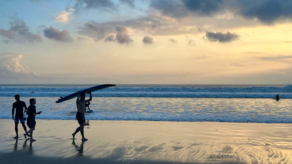 Umstrittener Glaslift auf Bali soll abgerissen werden - Gallery. Die Insel der Götter gilt als Mekka für Surfer und ist bei Touristen aus aller Welt beliebt.