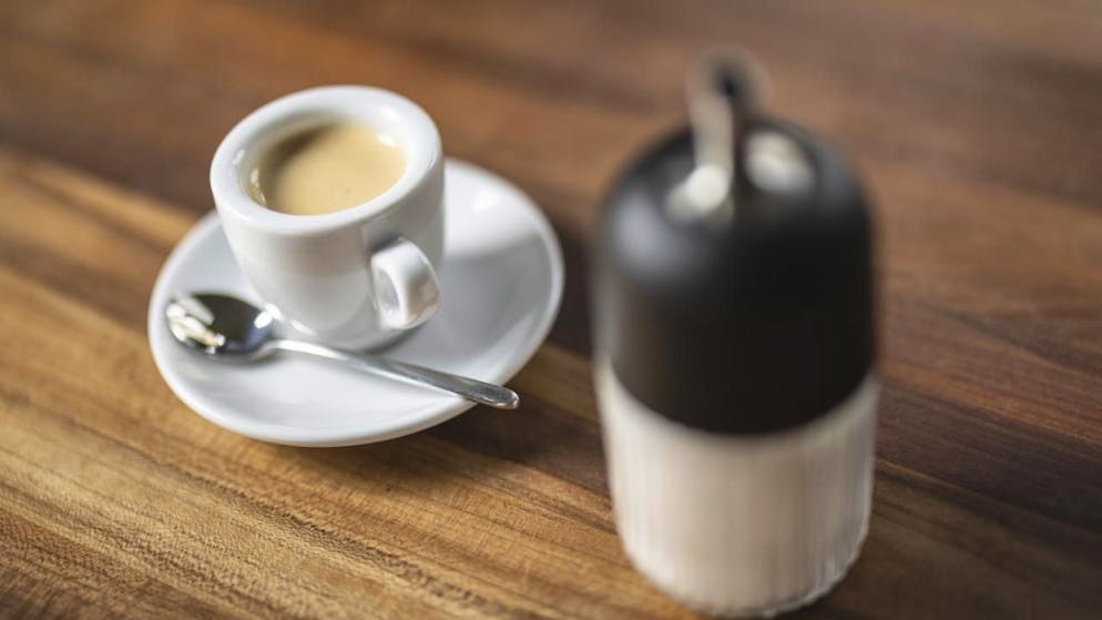 In der Schweiz ist die Tasse Kaffee im Restaurant teurer geworden. Im Durchschnitt wurden in diesem Jahr in Restaurants für ein Café crème 7 Rappen mehr bezahlt als im letzten Jahr.(Archivbild)