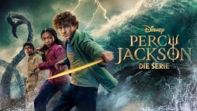 Hauptdarsteller von Percy Jackson: Diebe im Olymp, darunter Walker Scobell als Percy Jackson, in einer dramatischen Szene im Wald bei Nacht, zur Bewerbung der zweiten Staffel.