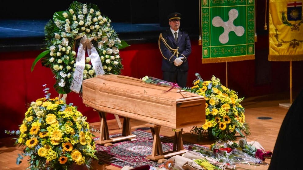 Fiori e omaggi commossi hanno accompagnato l'ultimo saluto ad Ornella Vanoni.