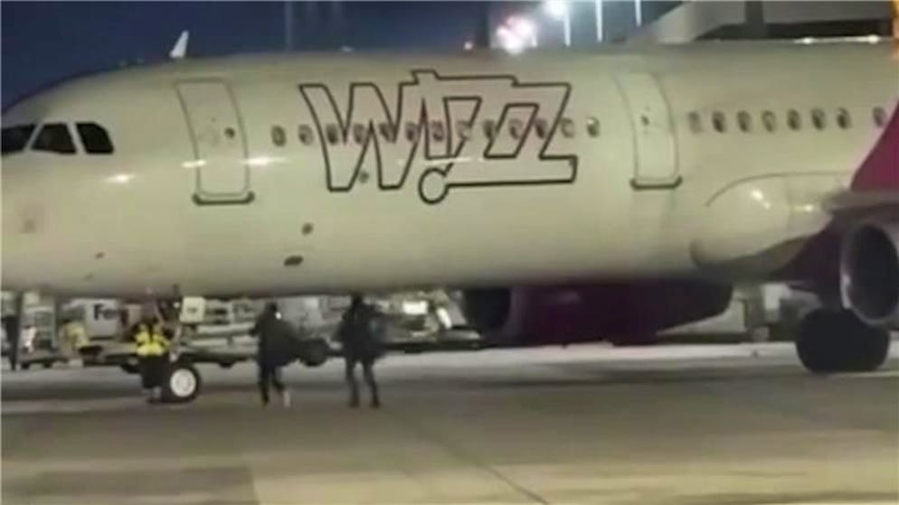 Zwischenfall bei Wizz Air. Passagiere rennen verpasstem Flieger auf dem Rollfeld hinterher
