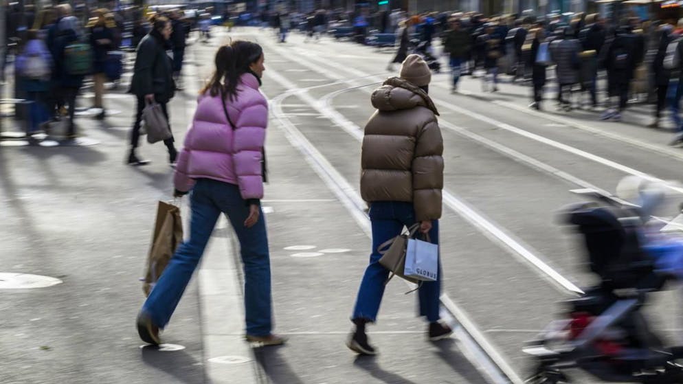 Gente a passeggio nel centro di Zurigo