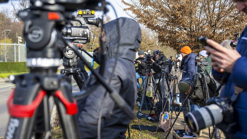 USA und Ukraine einigen sich auf überarbeiteten Friedensplan - Gallery. Dutzende Journalisten warten vor der amerikanischen Vertretung in Genf. (23. November 2025)