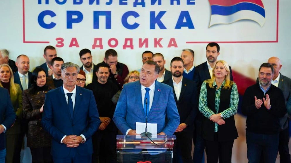Milorad Dodik (al centro) commenta i risultati delle elezioni anticipate nella Republika Srspa. Alla sua sinistra Sinisa Karan.