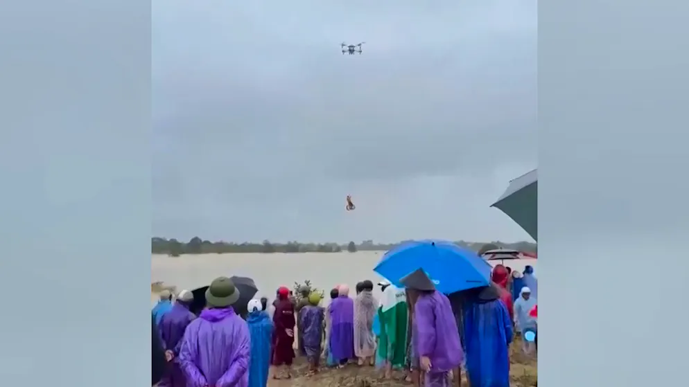 Spektakuläre Rettung aus der Luft. Agrardrohne zieht Mann aus reissendem Fluss in Vietnam