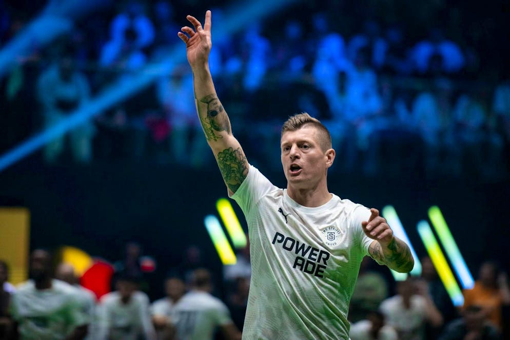 Toni Kroosdoesn't know how to book a flight.