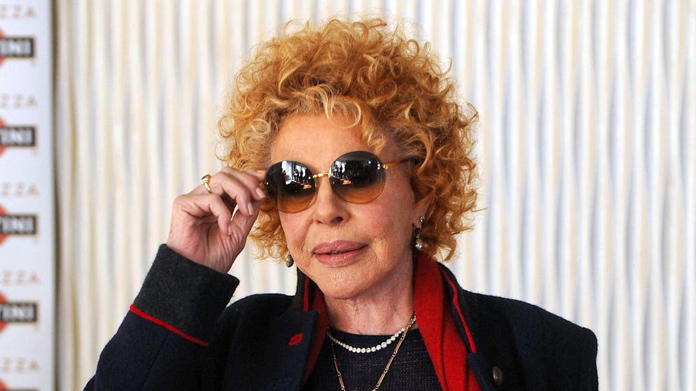 Arisa canta L'Appuntamento. Centinaia di artisti e personalità rendono omaggio a Ornella Vanoni: «Persona straordinaria»