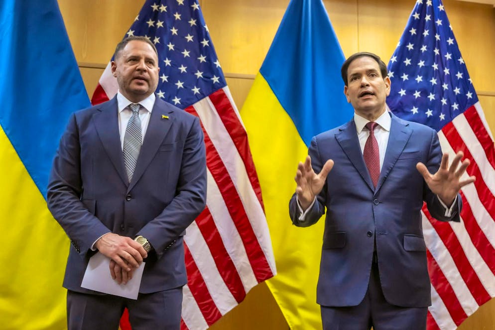 Dopo l’incontro a Ginevra - dove, fra gli altri, erano presenti il negoziatore ucraino Andrij Jermak (a sinistra) e il segretario di Stato USA Marco Rubio - i colloqui sono stati valutati come «produttivi».