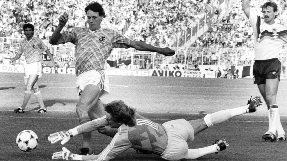 Eike Immel gegen den holländischen Superstar Marco van Basten im EM-Halbfinal 1988. 