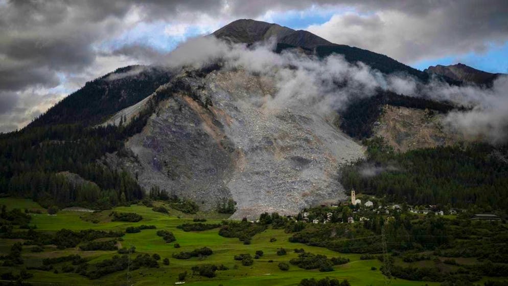 The mountain above Brienz is always covered in dust. Several small rockfalls herald a major event. (archive picture)