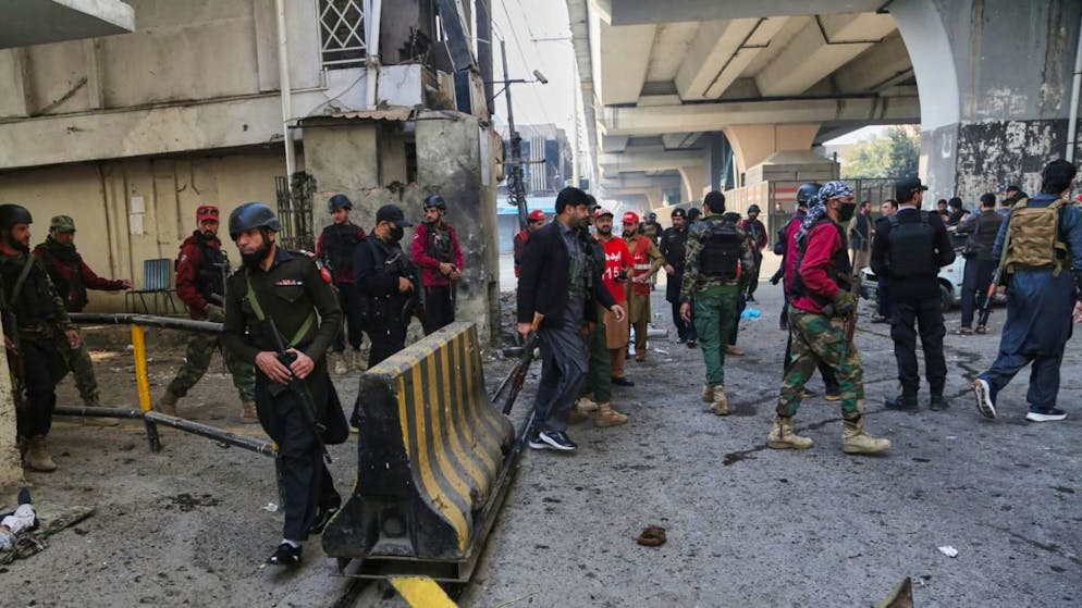 Le forze di sicurezza pachistane sul luogo dell'attentato.