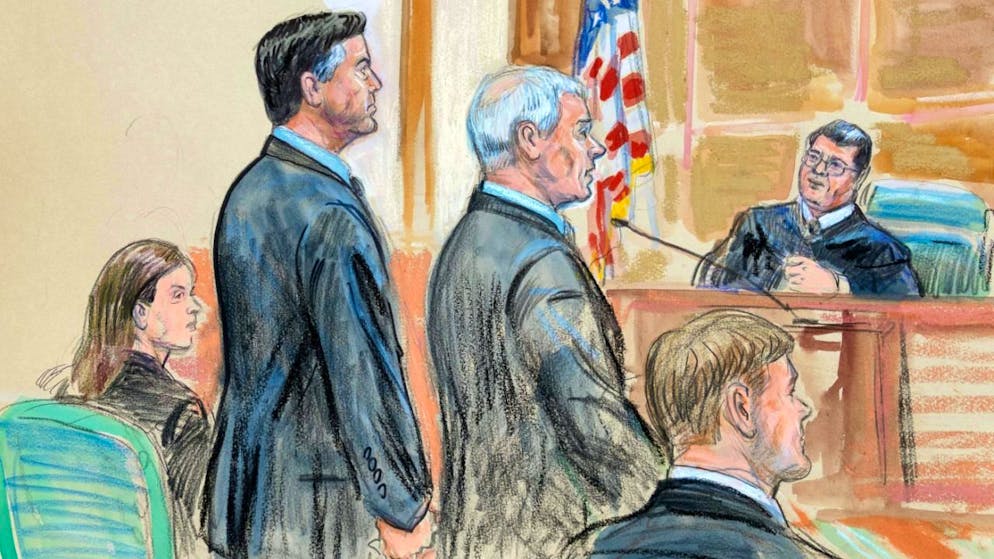 ARCHIV - Diese Skizze des Gerichtssaals zeigt den ehemaligen FBI-Direktor James Comey (2.v.l) und seine Anwälte Jessica Carmichael (l) und Patrick J. Fitzgerald (M). Foto: Dana Verkouteren/AP/dpa