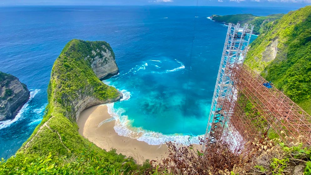 Umstrittener Glaslift auf Bali soll abgerissen werden - Gallery. Der Kelingking Beach mit dem T-Rex-Felsen ist ein weltbekanntes Fotomotiv – aber der halbfertige Bau des Glaslifts verschandelt den Ausblick. Nun soll er wieder abgerissen werden.