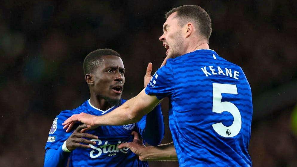 Idrissa Gueye gives Michael Keane a slap in the face.