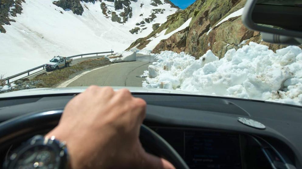 Un voiture descend le col du Grand-Saint-Bernard (photo prétexte).