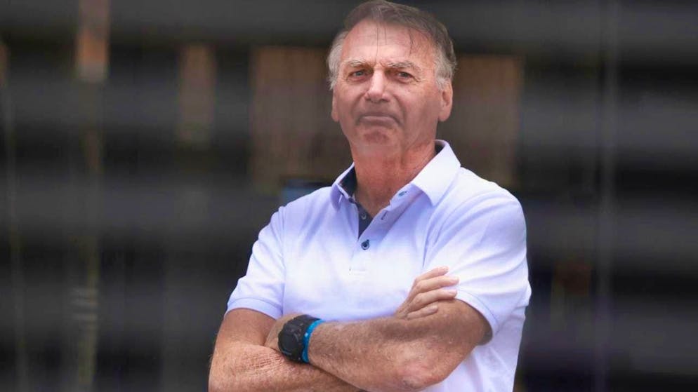 ARCHIVE - Former Brazilian President Jair Bolsonaro stands at the entrance to his house, where he is under house arrest. In Brazil, the trial against the former head of state and seven co-defendants before the Supreme Court is entering its decisive final phase. Photo: Luis Nova/AP/dpa