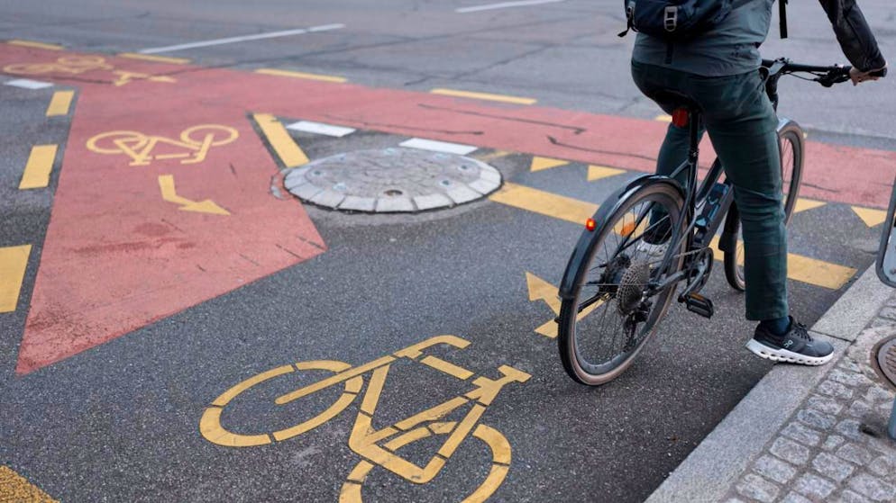 In futuro gli abitanti grigionesi dovrebbero lasciare più spesso l'auto a casa e spostarsi in bicicletta o a piedi. Questo è l'obiettivo della strategia cantonale sulla mobilità non motorizzata. (Immagine simbolica)