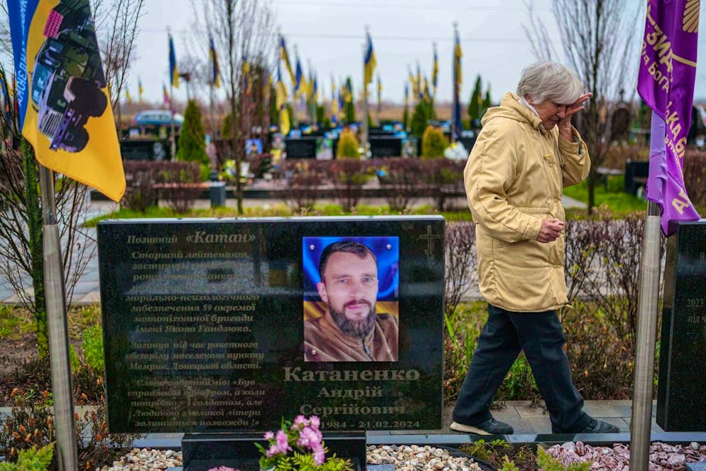 66-year-old Wira Katanenko cries at the grave of her son Andrii in Butscha on November 23.