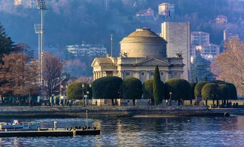 Il Tempio voltiano sul lungolago di Como.