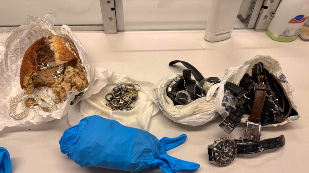 Des bijoux probablement issus d'un cambriolage, dont certains cachés dans un pain, ont été saisis à la douane de St. Margrethen (SG).